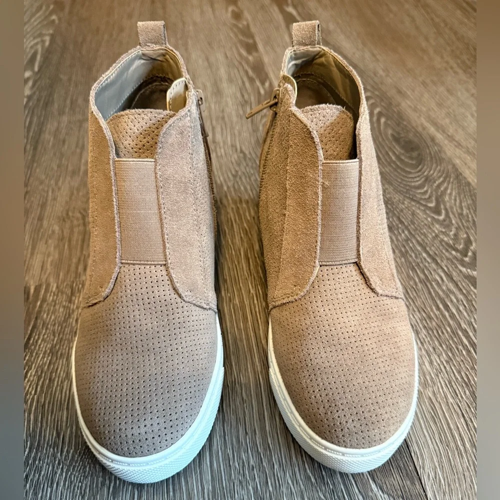 Steve Madden Women’s Sneaker Bootie in Taupe Suede. Size 7.5